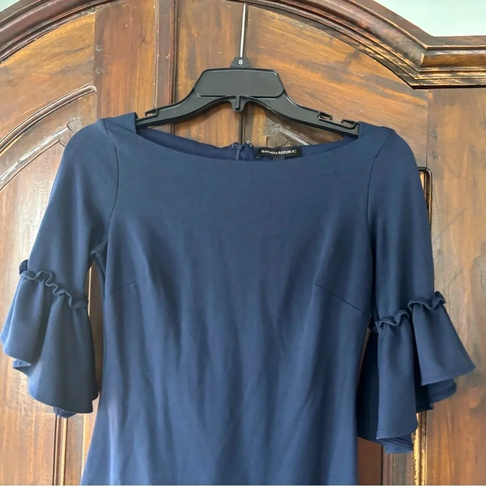 Banana Republic size 0 petite navy blue boatneck ruffle sleeve shift